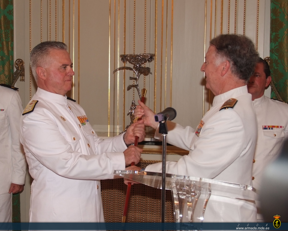 El almirante general Zaragoza hace entrega del bastón de mando al almirante general Rebollo